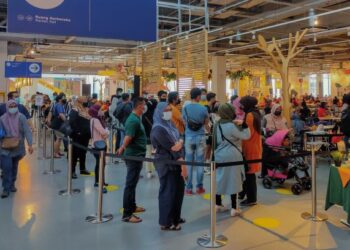 ORANG ramai mematuhi prosedur operasi standard (SOP) ketika mengunjungi gedung kelengkapan dan hiasan rumah IKEA Cheras, Kuala Lumpur, semalam. - UTUSAN/AMIR KHALID