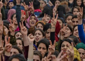 WANITA Turki berhimpun bagi meraikan Hari Wanita Antarabangsa 2018 di Diyarbakir. – GAMBAR HIASAN/AFP