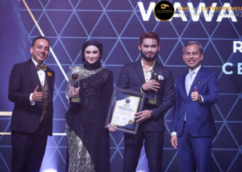 WAWA Zainal dan Aeril Zafril menerima anugerah daripada Nitesh Malani (kiri) dan Fahmi Fadzil.