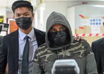MOHD. KHAIRIL Kamaruddin (tengah) berdepan 17 pertuduhan menerima rasuah di Mahkamah Sesyen Kuala Terengganu, Terengganu, semalam. - UTUSAN/PUQTRA HAIRRY ROSLI
