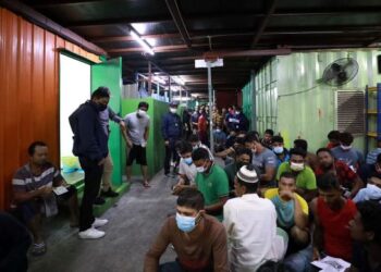 PEGAWAI imigresen membuat pemeriksaan terhadap dua lokasi di Brickfields dan Bukit Bintang, Sabtu lalu