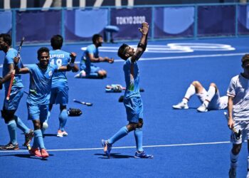 PEMAIN India meraikan kejayaan memenangi pingat gangsa Sukan Olimpik Tokyo 2020 selepas menewaskan Jerman di Stadium Hoki Oi  hari ini. - AFP
