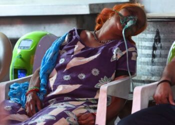 SEORANG pesakit Covid-19 mendapat bekalan oksigen di Gurdwara Sikh di Ghaziabad, India. - AFP