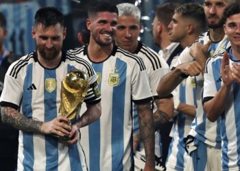 LIONEL Messi (kiri) mengetuai kejayaan Argentina merangkul Piala Dunia di Qatar, tahun lalu.