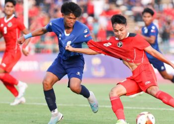 AKSI pemain Indonesia (jersi merah) ketika menumpaskan Filipina dalam perlawanan pembukaan Sukan SEA 2023 di Stadium Olympic, Phnom Penh, Kemboja, Sabtu lalu. – IHSAN PSSI