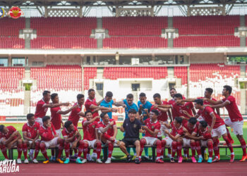 SHIN Tae Yong (tengah) mahu mengubati kekecewaan peminat bola sepak Indonesia dengan membawa negara melayakkan diri ke Piala Dunia 2026.