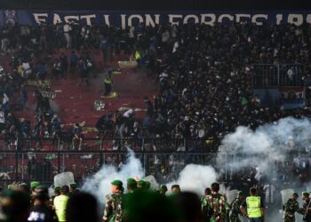 GAMBAR fail rusuhan penonton yang dirakamkan ketika aksi kelab Arema FC dan Persebaya Surabaya di Stadium Kanjuruhan, Malang, Jawa Timur, Indonesia pada 1 Oktober lalu. - AFP