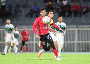 INDRA Putra Mahayuddin (depan) ketika beraksi bersama Kelantan United dalam saingan Liga Super musim 2023.