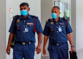 FADZIL Arshad (kanan) dan P. Ravi  memberi keterangan dalam prosiding inkues kematian Nora Anne Quoirin di Mahkamah Koroner Seremban, semalam. – UTUSAN/MUHAMMAD IZZAT TERMIZIE