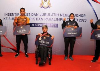 (Dari kiri) Muhammad Ashaari Zainal Abidin, Muhammad Shah Firdaus Sahrom, Chew Wei Lun , Siti Noor Iasah Ariffin serta Sallehudin Mohd. Noh dalam majlis pemberian insentif Sukan Olimpik dan Paralimpik Tokyo 2020 oleh kerajaan negeri Johor di Kota Iskandar hari ini. - UTUSAN/RAJA JAAFAR ALI