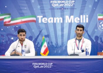 Alireza Jahanbakhsh (kiri) dan penjaga gol Iran, Alireza Beiranvand menjawab soalan pemberita pada  sidang akhbar Piala Dunia 2022 di Qatar semalam menjelang pertemuan dengan England, Isnin ini. – AFP