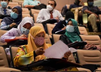 Sebahagian calon-calon Petugas Kesihatan secara kontrak sedang mengisi borang di Hospital Tentera Tuanku Mizan, di sini, hari ini. UTUSAN/ MOHD FARIZWAN HASBULLAH