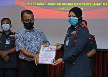 ISMAIL Abd. Mutalib menyampaikan sijil penghargaan kepada Pengarah JBPM Kedah, Sayani Saidon ketika melawat Ibu pejabat JBPM Kedah, Alor Setar, hari ini. - FOTO/MOHD. RAFIE AZMI