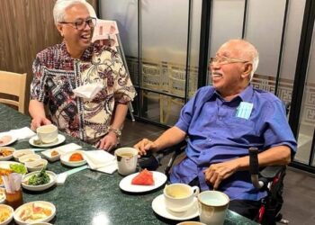 ISMAIL Sabri Yaakob berkesempatan menyantuni mentornya, Tan Sri Sabbaruddin Chik dalam satu majlis makan malam. - FOTO/FB MOHD. ANUAR