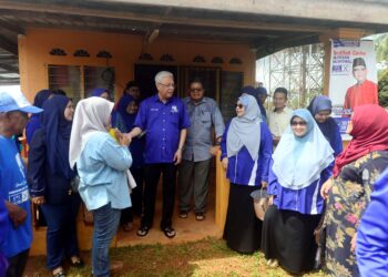 ISMAIL Sabri Yaakob beramah mesra  dengan penduduk Kampung Bohor Baru, Bera, Pahang dalam majlis kenduri kampung, semalam. – UTUSAN/SHAIKH AHMAD RAZIF