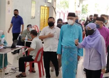ISMAIL Sabri Yaakob meninjau program
pemberian vaksin di Dewan Jubli Perak Sultan
Ahmad Shah Kuantan, Pahang, semalam.
– UTUSAN/ DIANA SURYA ABD. WAHAB