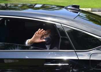 ISMAIL Sabri Yaakob melambai tangan kepada petugas media selepas selesai menghadap Yang di-Pertuan Agong, Al-Sultan Abdullah Ri'ayatuddin Al-Mustafa Billah Shah di Istana Abdulaziz di Indera Mahkota di Kuantan, Pahang. - FOTO/SHAIKH AHMAD RAZIF