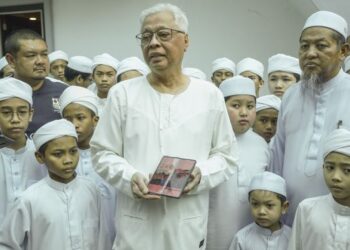 ISMAIL Sabri menunjukkan gambar berbuka puasa yang dipercayai turut melibatkan mangsa yang maut dalam tragedi kebakaran pusat tahfiz itu sebelum ini. - FOTO/AMIR KHALID