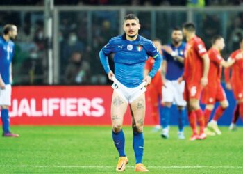 PEMAIN Itali, Marco Verratti tidak dapat menyembunyikan kekecewaan selepas pasukannya tewas 0-1 kepada Macedonia Utara di Stadium Renzo Barbera, Palermo semalam, sekali gus gagal melayakkan diri 
ke Piala Dunia 2022. – AFP
