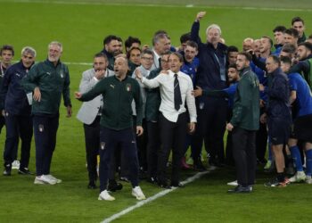 ROBERTO Mancini (tengah) meraikan kemenangan Itali bersama pemainnya selepas menyingkirkan Sepanyol pada separuh akhir di London hari ini. - AFP
