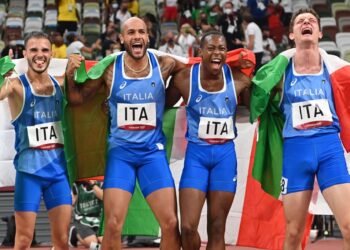 PELARI Itali (dari kiri) Lorenzo Patta, Lamont Marcell Jacobs, Eseosa Desalu dan Filippo Tortu meraikan kejayaan memenangi pingat emas 4x100 meter Sukan Olimpik di Stadium Olimpik Tokyo, hari ini. - AFP