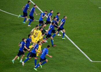 PEMAIN Itali bergandingan menuju ke arah peminat selepas menewaskan Switzerland 3-0 semalam. - AFP 