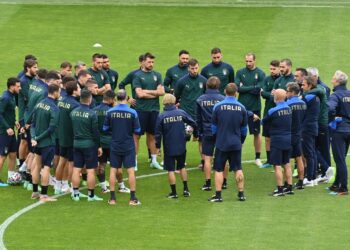 PEMAIN Itali menjalani latihan di Stadium The Hive, London semalam menjelang aksi separuh akhir Euro 2020 menentang Sepanyol. - AFP