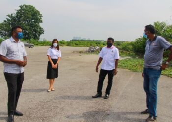 J. ARUL Kumar (kiri) dan beberapa pegawainya meninjau sebidang tanah di dalam kawasan Pusat Perniagaan Nilai 3 yang akan dibangunkan dengan kira-kira 107 unit kedai satu tingkat dan 34 buah kiosk perniagaan baharu. – FOTO/MUHAMMAD IZZAT TERMIZIE