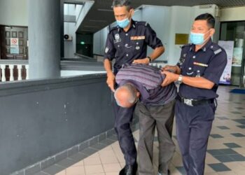JAAFAR Omar diiringi keluar dari Mahkamah Sesyen Melaka hari ini selepas didakwa atas tuduhan merogol dan melakukan amang seksual fizikal terhadap seorang kanak-kanak lembam bulan lalu. - UTUSAN/DIYANATUL ATIQAH ZAKARYA
