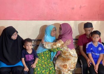 KALSOM Noordin (kanan) memeluk Jawi Boyak ketika menziarahi keluarga itu di Taman Rambai Utama, Melaka. - UTUSAN/DIYANATUL ATIQAH ZAKARYA