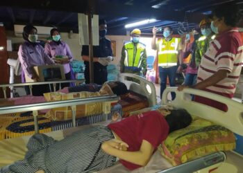 NOORZAINY Mohd. Noor ketika menziarahi keluarga Azizah Mohamed, 58, yang turut menjaga tiga saudara kandungnya yang juga OKU untuk menghulurkan sumbangan di Kampung Teluk, Butterworth, Pulau Pinang.