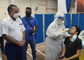 JAGDEEP Singh Deo (kiri) ketika meninjau Program Penang Saring Covid-19 (PSC19) yang diadakan di Dewan Balai Rakyat Batu Lanchang, Pulau Pinang hari ini.