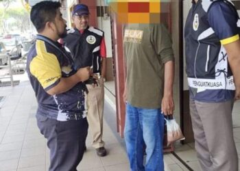 ANGGOTA JAIPk menjalankan Op Plastik Hitam di premis makanan di seluruh daerah di Perak bagi mengesan individu tidak berpuasa dan makan di khalayak ramai. - UTUSAN/JAIPk