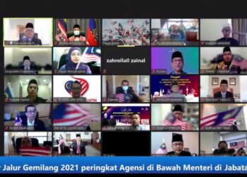 ZULKIFLI Mohamad Al-Bakri mengibarkan bendera Malaysia selepas melancarkan sambutan Bulan Kebangsaan dan Kibar Jalur Gemilang peringkat agensi agama secara maya hari ini. – IHSAN JAKIM