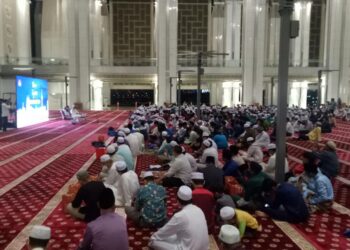 SEBAHAGIAN jemaah mengikuti Forum Hijrah Merdeka anjuran Jakim di Masjid Tuanku Mizan Zainal Abidin di Putrajaya malam ini. - UTUSAN/AMREE AHMAD