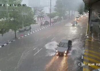 JALAN Pudu dipenuhi air yang bertakung di kedua-dua arah lorong berhampiran Hospital Tung Shin. - ITIS DBKL