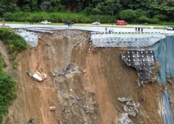 KEADAAN runtuhan jalan yang berlaku di Laluan Persekutuan FT185 Jalan Simpang Pulai ke Cameron Highlands. - FOTO/ZULFACHRI ZULKIFLI