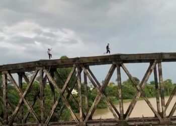 RAKAMAN video dalam laman media sosial menunjukkan kanak-kanak berlari atas
jambatan kereta api terbiar di Kampung Pinang Tunggal, Sungai Petani, Kedah. GAMBAR: MEDIA SOSIAL