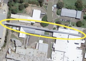 JAMBATAN penghubung (dalam bulatan) yang menggunakan tali sawat penghubung (conveyer belt) dari rumah sembelih untuk menghantar daging lembu ke lokasi premis stor penyimpanan syarikat lain yang turut menyimpan daging babi.