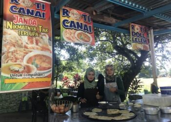 NORASIAH Abdul Rahman (kiri) bersama Nurul Nadia Ismail yang mengusahakan perniagaan roti canai di Kampung Baru Derang, Pokok Sena, Alor Setar, Kedah. - MINGGUAN/NUR ANATI JUHARI