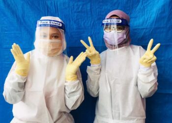 MUSLIHATUL Nafisah (kiri) ketika bertugas di Poliklinik Damai, Senawang, Seremban.