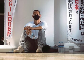 VINCENT Fichot mahu mogok lapar sehingga anak-anaknya dikembalikan kepadanya. - AFP