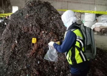 ANGGOTA penguatkuasaan JAS sedang melakukan pemeriksaan ke atas premis menerusi Ops Air Raya di seluruh negara baru-baru ini. - FOTO/IHSAN JAS