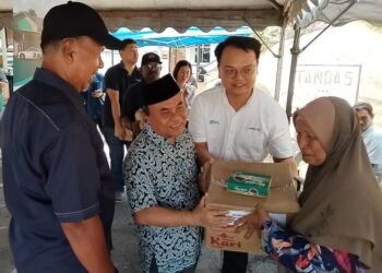 JASON Tee (dua dari kanan) diiringi Ahli Dewan Undangan Negeri (ADUN) Padang Tengku, Datuk Mustapa Long (dua dari kiri) menyampaikan sumbangan barang keperluan harian sumbangan syarikat perumahan Jaya Depan Sdn. Bhd. Di Kampung Berchang di Lipis, Pahang. -  FOTO/HARIS FADILAH AHMAD