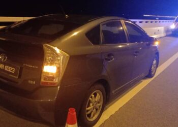 KERETA Toyota Prius yang ditinggalkan di Kilometer 8.5 arah Batu Kawan menghala ke Batu Maung pagi tadi sebelum mangsa dipercayai terjatuh ke laut dari jambatan kedua Pulau Pinang.