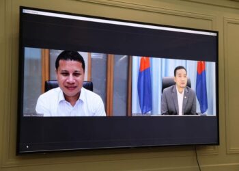 ONN Hafiz Ghazi ketika mengadakan pertemuan secara maya dengan Desmond Lee berhubung pemulihan ekonomi pasca pandemik Covid-19 di Johor Bahru, Johor.