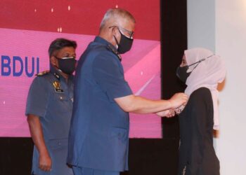 MOHAMMAD Hamdan Wahid memakaikan Pingat Cemerlang Bomba kepada Wartawan Utusan Malaysia, Maisarah Sheikh Rahim (kanan) pada Majlis Penganugerahan Pingat Kebesaran JBPM di Putrajaya. -UTUSAN/FAISOL MUSTAFA