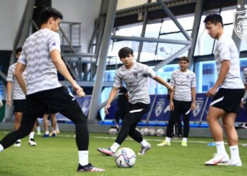 PEMAIN JDT menjalani latihan akhir kelmarin menjelang perlawanan Piala Malaysia menentang Sabah di Stadium Likas malam ini. – IHSAN JOHOR SOUTHERN TIGERS