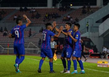 Pemain-pemain JDT,  meraikan jaringan pertama pada perlawanan Liga Super menentang KL City di Stadium Bola Sepak Cheras, malam ini.-UTUSAN/SHIDDIEQIIN ZON