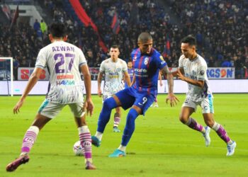 BERGSON Da Silva dikawal ketat dua pertahanan Sri Pahang dalam aksi Liga Super  di Stadium Sultan Ibrahim, Iskandar Puteri kelmarin. - UTUSAN/RAJA JAAFAR ALI
